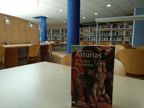 Libro de Miguel Angel Asturias na biblioteca municipal de Narón