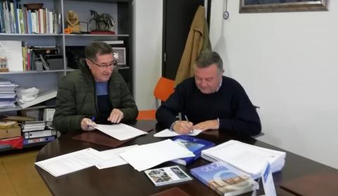 O alcalde de Fene Gumersindo Galego asinando un convenio con Aspaneps