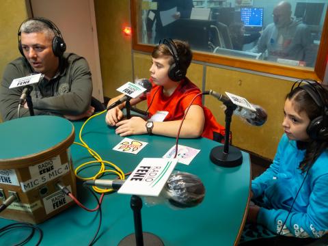 Alberto, Brais e Noa Pazo en Radio Fene. Fotografía: Xanxe Corral