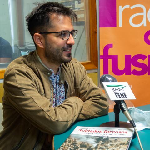 Francisco Leira no clube de lectura de Radio Fene Radiofusión