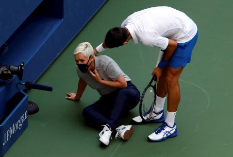 Djokovic e a xuíza de liña. Imaxe extraida de eldesmarque.com