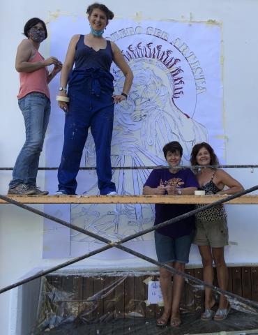 Laura Bouza xunto coas súas alumnas realizando o mural "Señor, quero ser artista"