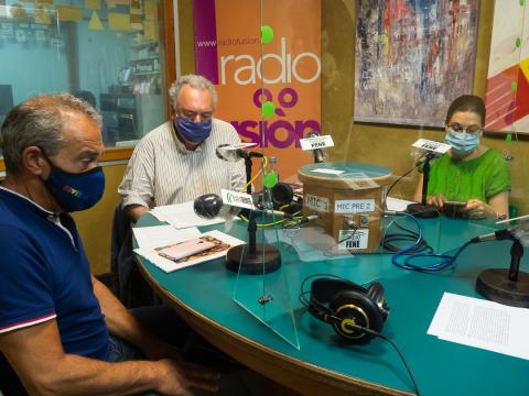 Antonio Piñeiro, Antonio Tizón e Esther Val no clube de lectura de Radio Fene Radiofusión