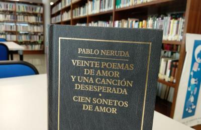 Libro de Pablo Neruda na biblioteca municipal Pérez Parallé de Fene