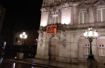 Alcoa non se pecha, reza a pancarta colgada do Concello da Coruña